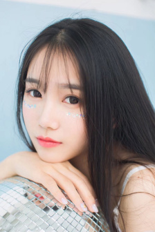年轻的女教师在线